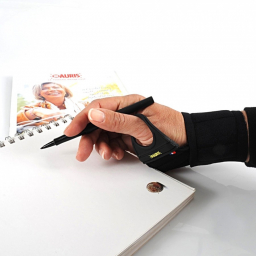 Bandage Carpien Magnétique AURIS sur main avec crayon